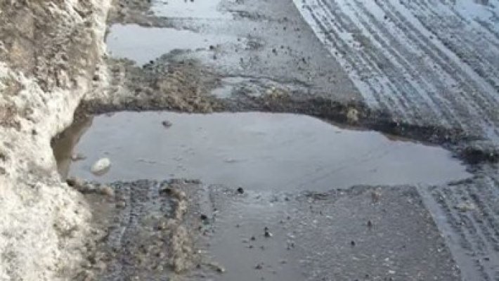 Revoltător. Drumul european 85 este plin de gropi. Culmea, asfaltarea nu se va face curând
